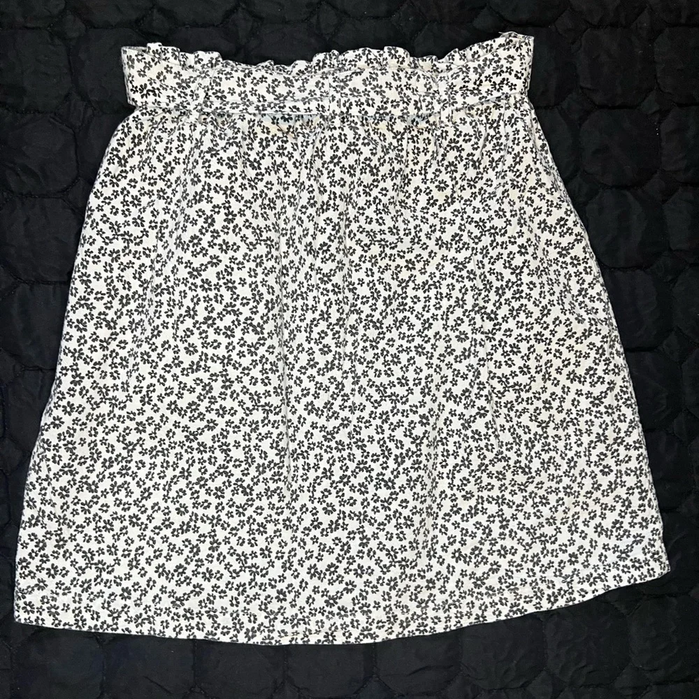White & Black Floral A-Line Skirt – Size M | Casual Style - Picture 8 of 10